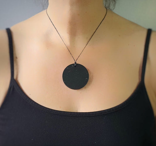 Shungite Hanger Rond 5 cm - Krachtige Bescherming & Statement Piece