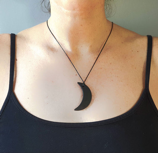 Shungite Maan Hanger - versterkt de Vrouwelijke Energie & Intuïtie